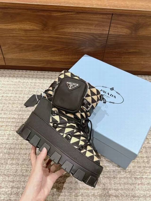 出 # 普拉达女士徽标尼龙华达呢雪地派对金属标齿轮厚底收缩系带羽绒雪地靴女 有轻奢的内蕴品质，颜色明柔和大气，自带温暖的腔调，材穿着舒服，爱不释手 高颜值高品质