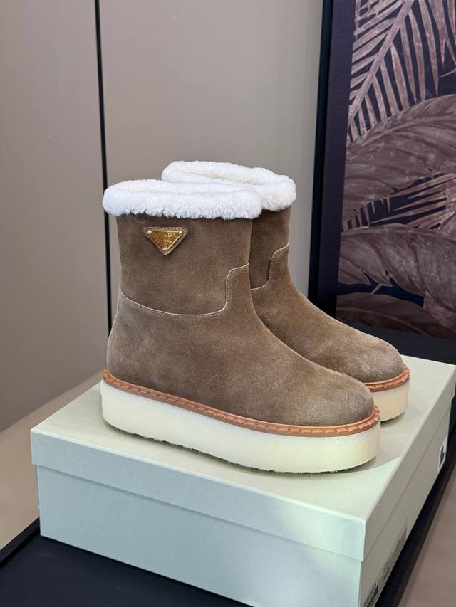 顶级版本出 Prada 普拉达24秋冬新款△三角标厚底靴 系带雪地靴 双色擦色牛绒真羊羔毛 真皮沿条 双色tpu大底 Size：35-39 40 41定做不退换
