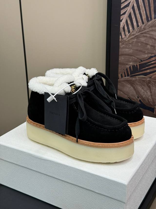 顶级版本出 Prada 普拉达24秋冬新款△三角标厚底靴 系带雪地靴 双色擦色牛绒真羊羔毛 真皮沿条 双色tpu大底 Size：35-39 40 41定做不退换