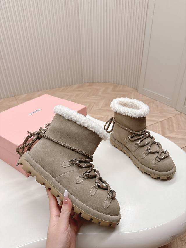 出 Miumiu缪缪 24最新羊毛靴雪地靴 Ss羊毛雪地靴滑雪靴系列，系带松紧 轻奢的内蕴品质，自带温暖的腔调，材穿着舒服，爱不释手，高颜值高品质防水防滑巨保暖