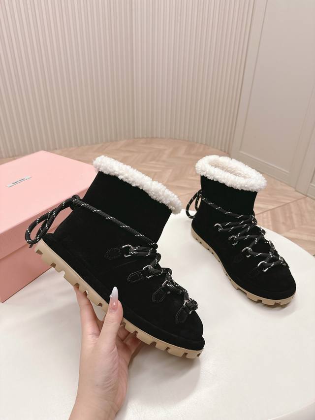 出 Miumiu缪缪 24最新羊毛靴雪地靴 Ss羊毛雪地靴滑雪靴系列，系带松紧 轻奢的内蕴品质，自带温暖的腔调，材穿着舒服，爱不释手，高颜值高品质防水防滑巨保暖