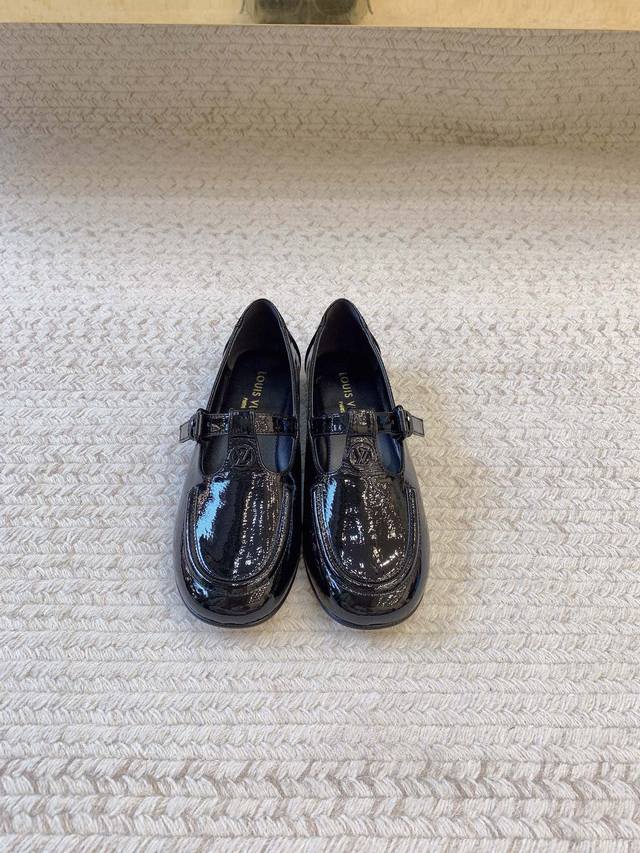 Louis Vitto*Ss24新款经典复古t字带玛丽珍 原版套楦 顶级品质 材质 鞋面：进口漆皮 内里：进口羊皮里 大底：真皮大底 码数：35-39 34、4