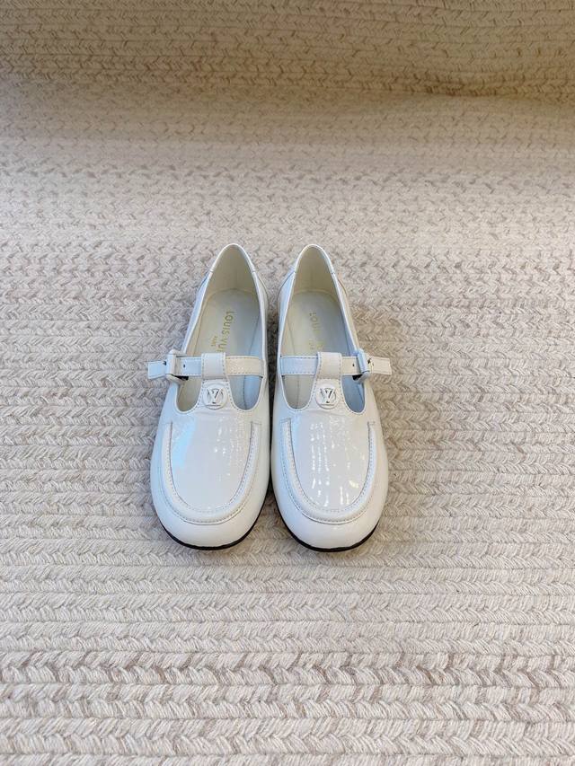 Louis Vitto*Ss24新款经典复古t字带玛丽珍 原版套楦 顶级品质 材质 鞋面：进口漆皮 内里：进口羊皮里 大底：真皮大底 码数：35-39 34、4