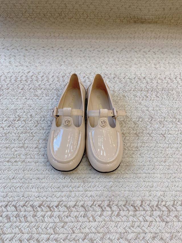 Louis Vitto*Ss24新款经典复古t字带玛丽珍 原版套楦 顶级品质 材质 鞋面：进口漆皮 内里：进口羊皮里 大底：真皮大底 码数：35-39 34、4