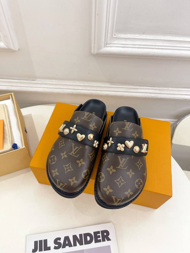 Lv 路易威登 24 早春新款 顶级版本 专柜主打最新款 Cosy Comfort面包穆勒拖鞋硬货上新 代购级别！高级感十足！国内外博主刷爆的一款，复古又时髦