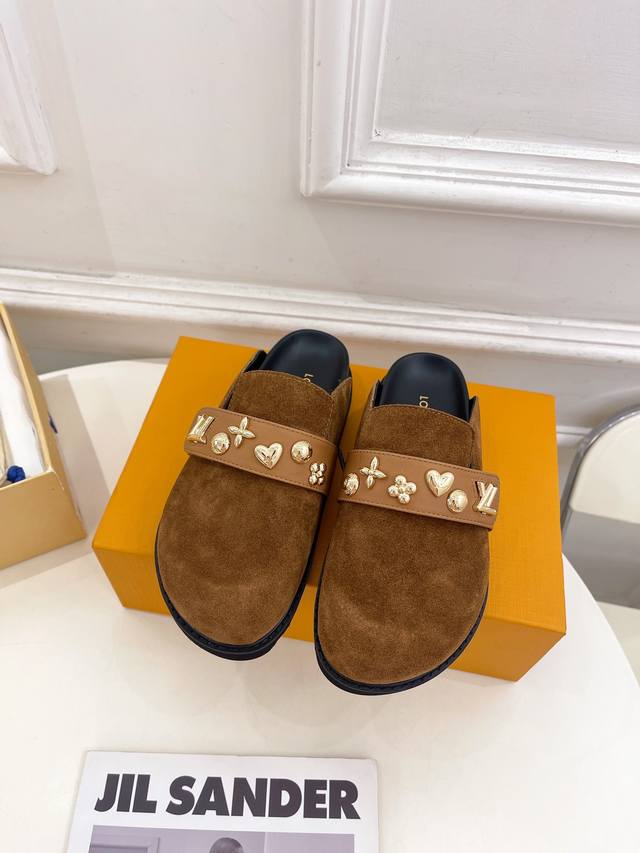 Lv 路易威登 24 早春新款 顶级版本 专柜主打最新款 Cosy Comfort面包穆勒拖鞋硬货上新 代购级别！高级感十足！国内外博主刷爆的一款，复古又时髦