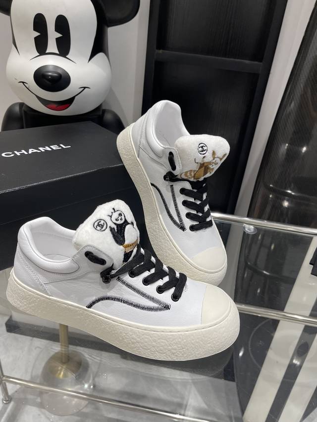 Chanel新款熊猫鞋 可爱卡通刺绣图案 突出了个性独特设计 顶级版本代购级别打造 鞋面采用原厂头层进口牛皮羊皮里+丝绸皮+高弹乳胶垫脚 原版开模tpu大底 S