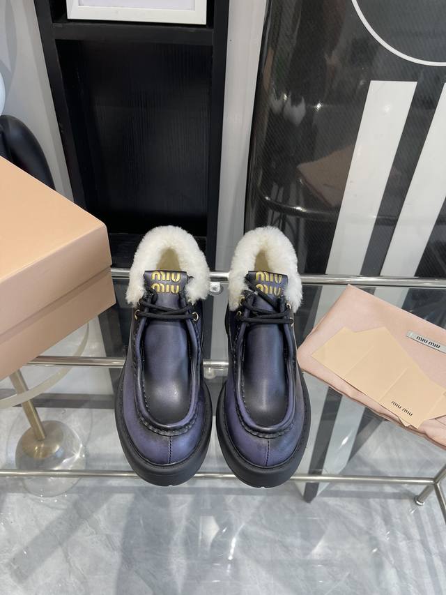 Miu Miu 缪缪 Ss 秋冬新款 王炸羊毛短靴 百搭增高神器 不想敷衍所以原版开发时间太长了 幸好最后依旧美好 五金logo元素符合miu系一贯品宣形象中的