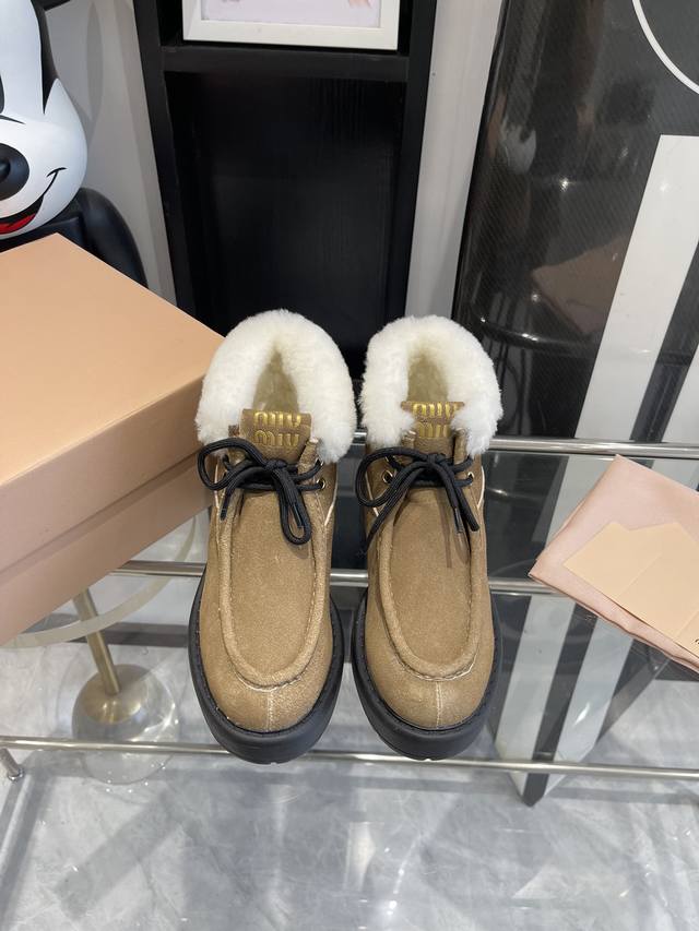 Miu Miu 缪缪 Ss 秋冬新款 王炸羊毛短靴 百搭增高神器 不想敷衍所以原版开发时间太长了 幸好最后依旧美好 五金logo元素符合miu系一贯品宣形象中的