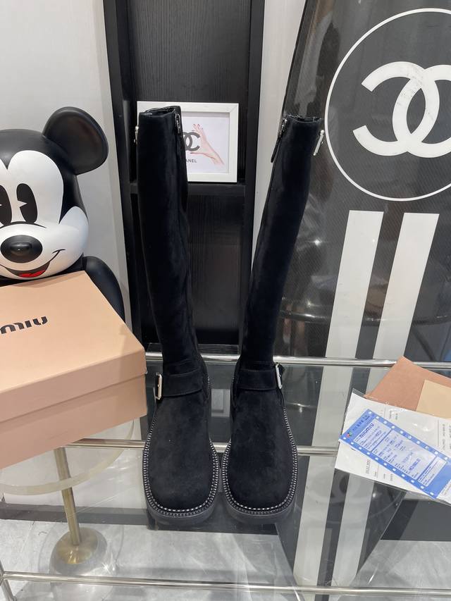 顶级版本 Miu Miu 缪缪24Ss秋冬最新走秀爆款系列 今年最值得入手的靴子 没有之一！超多网红明星上脚 。Miumiu今年秋冬确实泰酷辣，采用进口小牛皮，