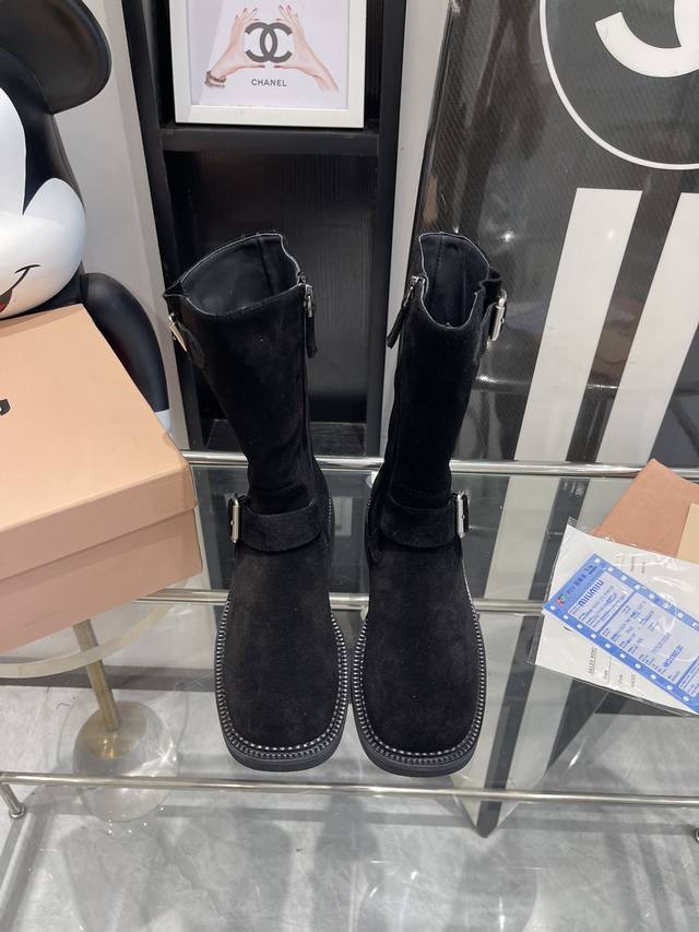 顶级版本 Miu Miu 缪缪24Ss秋冬最新走秀爆款系列 今年最值得入手的靴子 没有之一！超多网红明星上脚 。Miumiu今年秋冬确实泰酷辣，采用进口小牛皮，