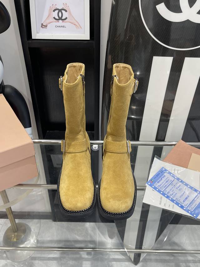 顶级版本 Miu Miu 缪缪24Ss秋冬最新走秀爆款系列 今年最值得入手的靴子 没有之一！超多网红明星上脚 。Miumiu今年秋冬确实泰酷辣，采用进口小牛皮，