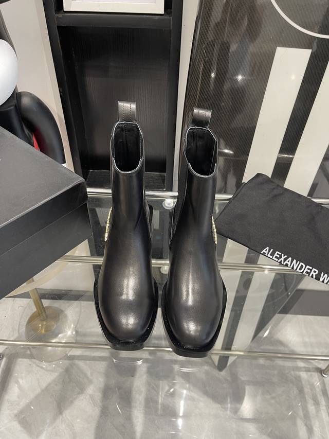Alexander Wang 亚历山大王 24Ss秋冬新款 纽约时装周大王字母短靴上新 Ins风格新款推出 使用了大王经典方跟简洁风，讲究线条的设计理念，女王风