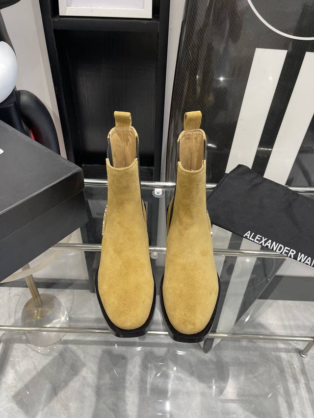 Alexander Wang 亚历山大王 24Ss秋冬新款 纽约时装周大王字母短靴上新 Ins风格新款推出 使用了大王经典方跟简洁风，讲究线条的设计理念，女王风