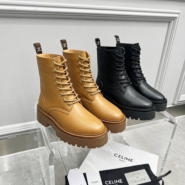 Celin*22W早秋新款短靴 最新走秀款绑带马丁靴 低调简约的机车风 上脚显瘦轻便百搭 鞋面：进口小牛皮。 内里：进口澳洲皮毛一体真羊毛 原版一比一大底配全套