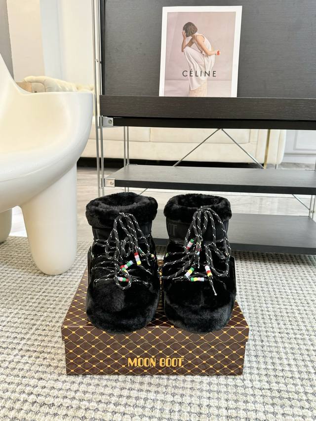 Moon Boot 圣诞限定 秋冬系列 胖呼呼 雪地靴 如果你难以接受ugg的复兴 那现在有一款更另类的雪地靴又杀回来了 那就是moon Boot月亮靴 在千禧