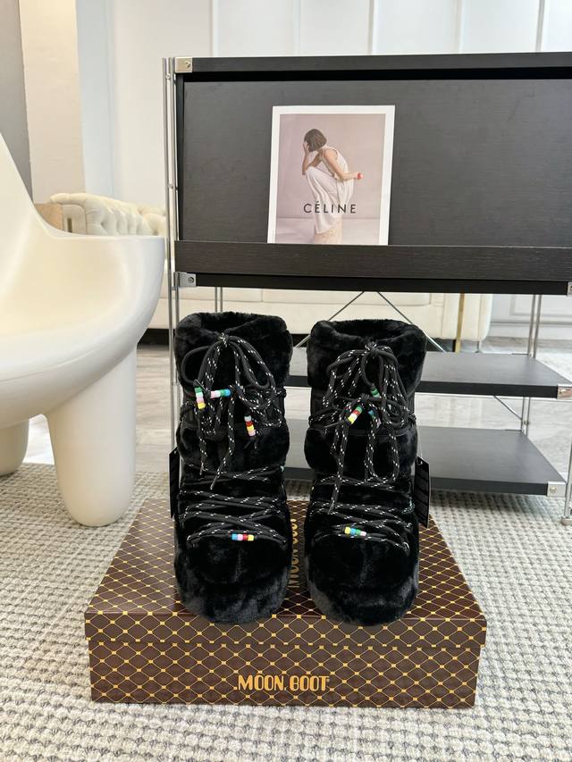 Moon Boot 圣诞限定 秋冬系列 胖呼呼 雪地靴 如果你难以接受ugg的复兴 那现在有一款更另类的雪地靴又杀回来了 那就是moon Boot月亮靴 在千禧