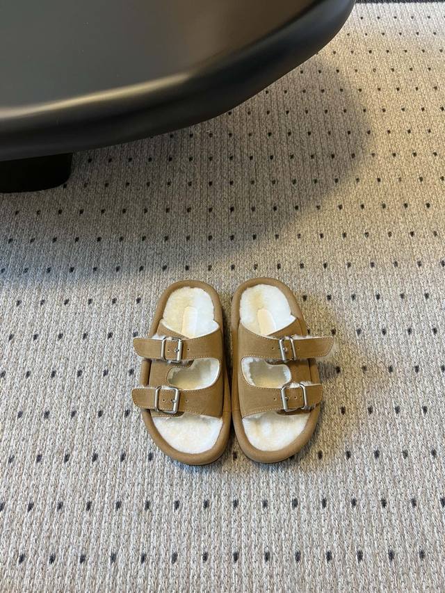 新品首发 Mm6 23 毛毛拖鞋 软绵绵的毛毛款拖鞋 Mm6马吉拉 舒适度不用说 肯定会很舒服的 廓形 搭配舒适长袜真的是绝绝子 上脚非常舒适 大底：大底橡胶发