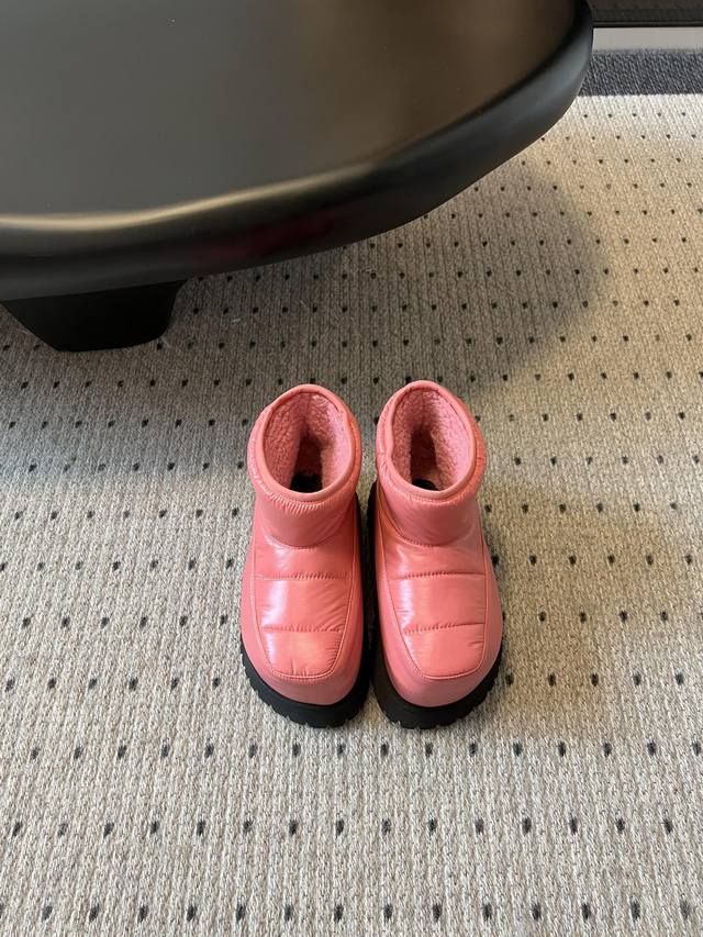 Maison Margiela Mm6面包厚底雪地靴 真的太好穿了 谁懂啊又轻又好穿 真的太好看了 又轻又好穿 根本脱不掉 内里毛茸茸的 增高7公分 黑线log