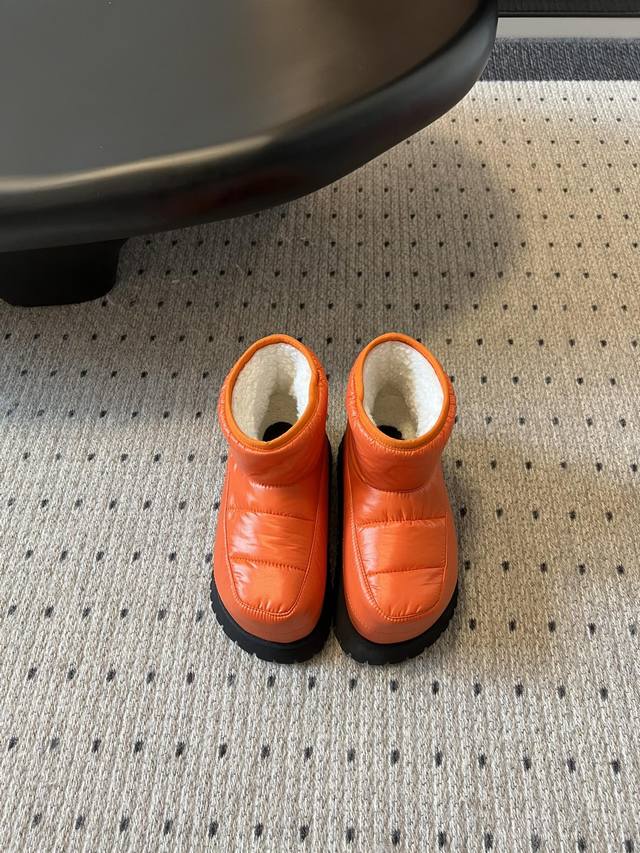 Maison Margiela Mm6面包厚底雪地靴 真的太好穿了 谁懂啊又轻又好穿 真的太好看了 又轻又好穿 根本脱不掉 内里毛茸茸的 增高7公分 黑线log