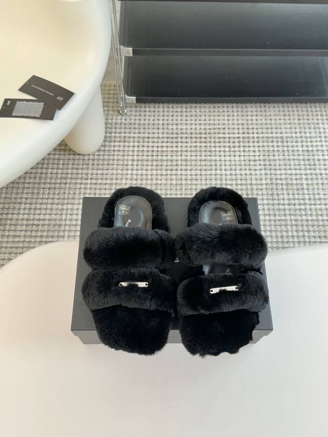 Alexander Wang 大王厚底兔毛拖鞋 太好看了～很难不爱！ Bling Bling秋冬毛毛拖 露腿神器，没有比大王更懂女人心了 要闪更要美 真兔毛 内