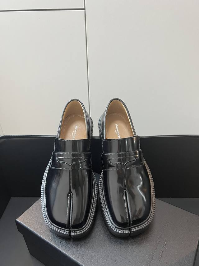 Maison Margiela Tabi出厚底鞋！ 厚底 Tabi深得我心马吉拉 对个子小的姐妹简直是福利 比之前的经典款高了 5Cm 裤子不用再拖地了 搭配各