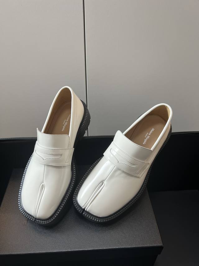 Maison Margiela Tabi出厚底鞋！ 厚底 Tabi深得我心马吉拉 对个子小的姐妹简直是福利 比之前的经典款高了 5Cm 裤子不用再拖地了 搭配各