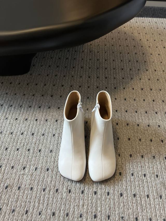 Maison Margiel* 23 苹果头短靴 可可爱爱 Mm6苹果头短靴 非常的简约百搭 上脚真的好看舒适时髦精必备绝绝子单品！ 原版定制牛皮面料 水染牛皮