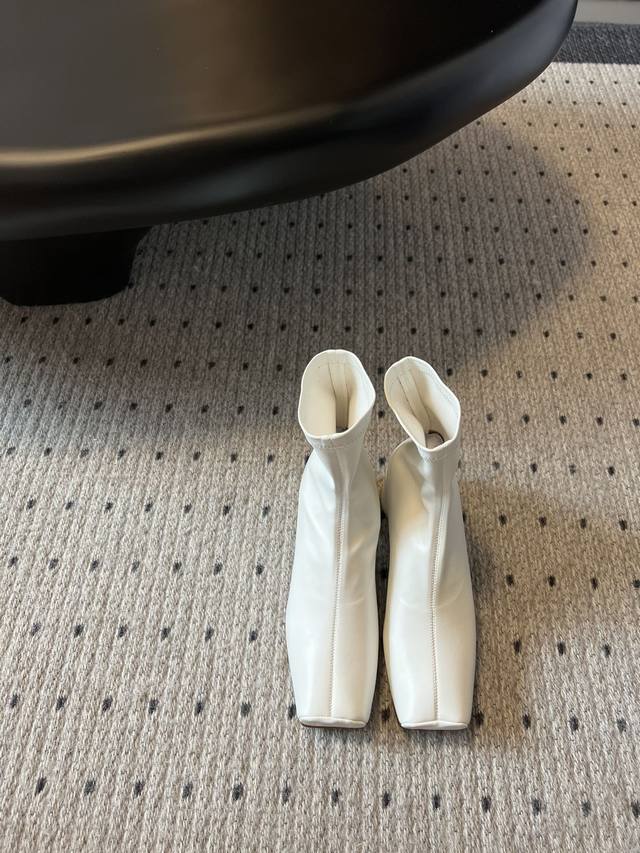 Maison Margiela 23 Aw 秋冬季新款弹力靴 Mm6.这款小方头弹力短靴设计非常的简约大方 圆形粗跟走路绝对稳妥！舒适度百分百 上脚漏出小腿纤细