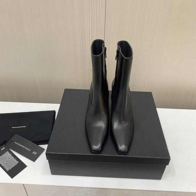 出厂价 顶级品质 Alexander Wang 亚力山大 王秋冬最新走秀爆款系列 今年最值得入手的靴子 没有之一！超多网红明星上脚 这款黑色 Kane 踝靴由光