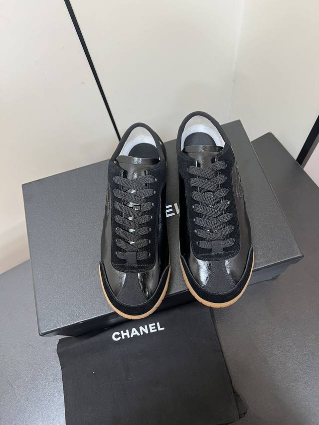 Chanel ｜早秋新品德训小白鞋 小香高级手工坊 上脚却超级好看的德训 强烈推荐 上脚很舒服 软软糯糯的皮料特别高级 版型秀气 皮质高级 四季可穿～ Size
