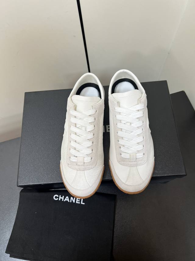 Chanel ｜早秋新品德训小白鞋 小香高级手工坊 上脚却超级好看的德训 强烈推荐 上脚很舒服 软软糯糯的皮料特别高级 版型秀气 皮质高级 四季可穿～ Size