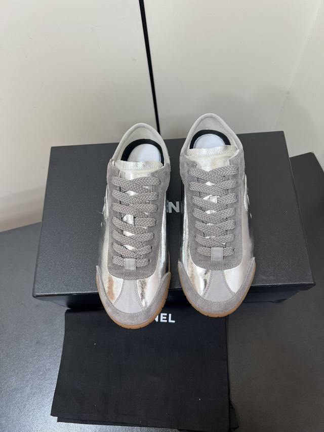 Chanel ｜早秋新品德训小白鞋 小香高级手工坊 上脚却超级好看的德训 强烈推荐 上脚很舒服 软软糯糯的皮料特别高级 版型秀气 皮质高级 四季可穿～ Size