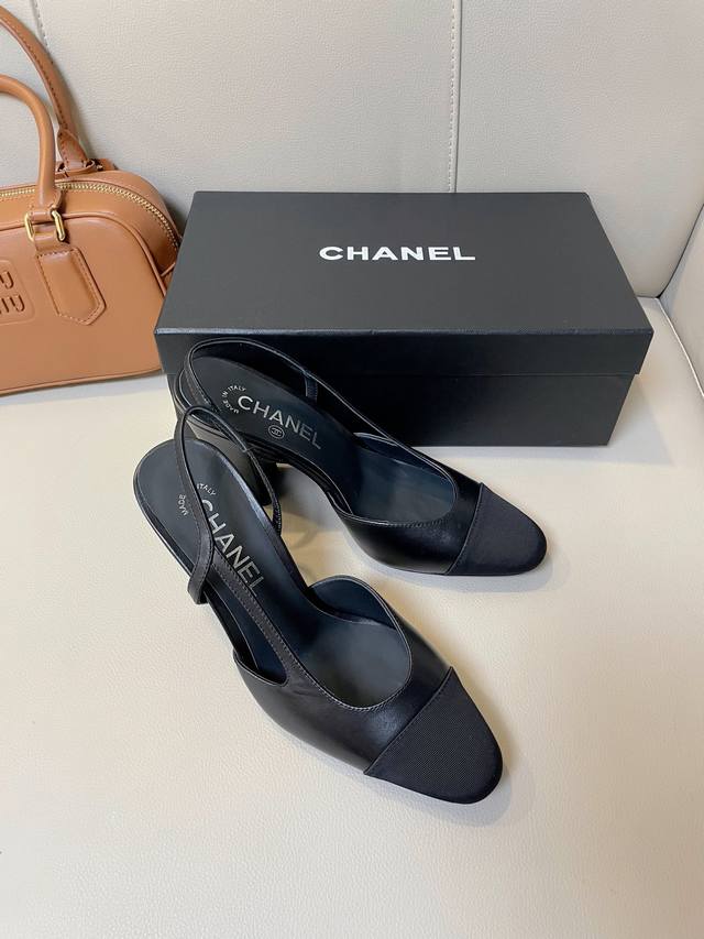 开香啦！Chanel 香奈儿24P新款，真心好看，尤其搭牛仔裤和短裙的时候，真心爱了！经典链条搭配，脚面包裹感也很好，異常的好穿！图片都拍不出她100%的美貌！