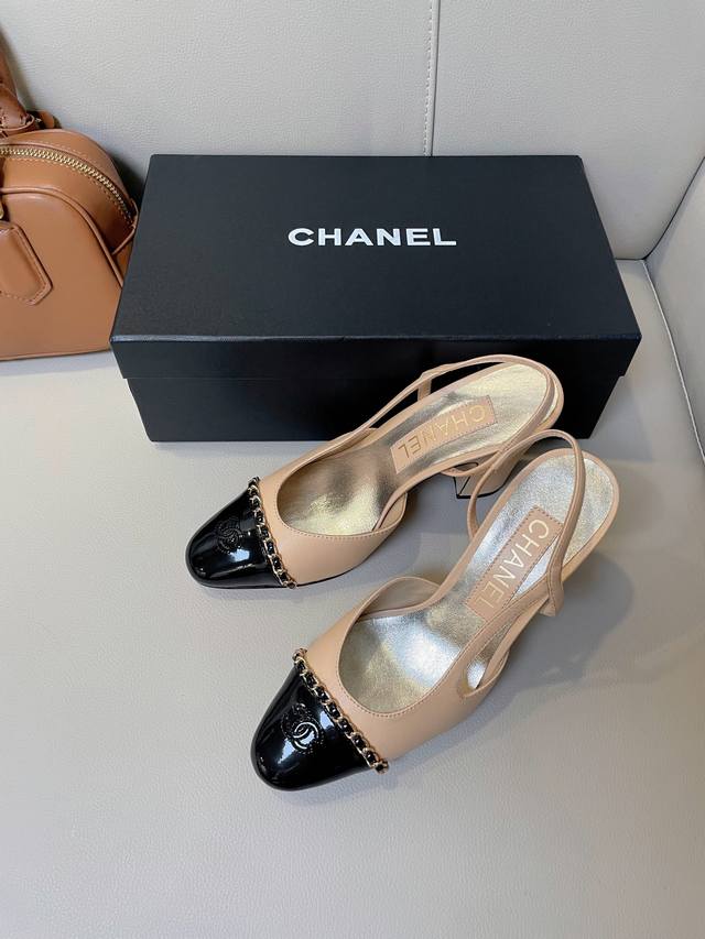 开香啦！Chanel 香奈儿24P新款，真心好看，尤其搭牛仔裤和短裙的时候，真心爱了！经典链条搭配，脚面包裹感也很好，異常的好穿！图片都拍不出她100%的美貌！