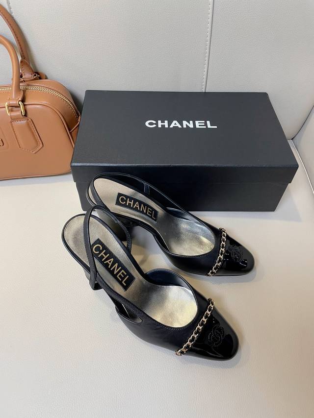 开香啦！Chanel 香奈儿24P新款，真心好看，尤其搭牛仔裤和短裙的时候，真心爱了！经典链条搭配，脚面包裹感也很好，異常的好穿！图片都拍不出她100%的美貌！