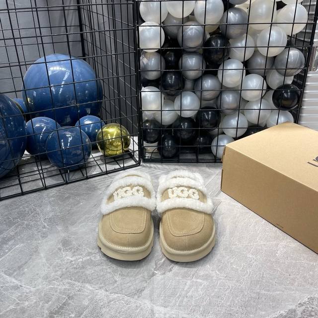 Ugg 24最新logo拖鞋太火啦！ 一眼就上头的款式 胖胖的方圆头鞋 加上羊毛边边logo 憨憨的可爱。鞋身很轻巧 走路简直可以跳起来！ 四色:栗色 咖色 沙