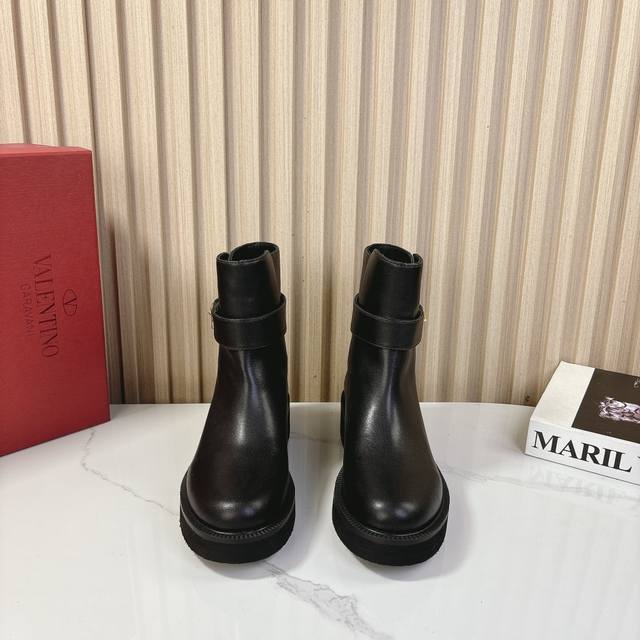 Valentin*O华伦*天奴24Vs秋冬专柜最新时装靴系列 厚底金属扣短靴 华伦天奴女士钟爱简约又难以抗拒系，搭配展现与众不同的穿搭风格、自由混搭闪耀到位跟紧