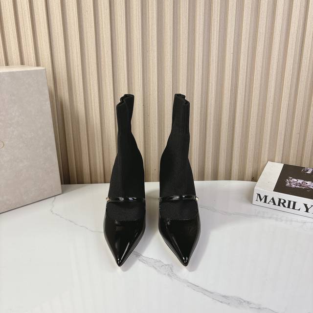 Jimmy Choo#弹力靴 224 经典弹力袜靴时髦有型的 脚感舒适凹造型必备经典百搭美得无与伦比 超好穿 今年袜子靴超火 上脚非常舒适 云朵袜靴！秋冬爆款舍
