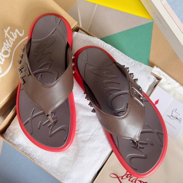 顶级版本：男款 Christian Louboutin 路铂廷cl 红底鞋 Take It Easy系列 铆钉 凉拖鞋 原版购入开发 做货 原版购入开发 做货
