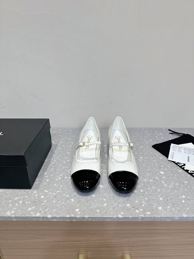 Chanel 24Ss 玛丽珍 单鞋 秋冬单鞋系列 属于小爆款 上图必卖 可可爱爱的玛丽珍造型，原版开模五金跟！ 鞋面：进口羊皮 进口漆皮 内里：羊皮 大底：意