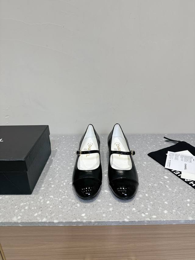 Chanel 24Ss 玛丽珍 单鞋 秋冬单鞋系列 属于小爆款 上图必卖 可可爱爱的玛丽珍造型，原版开模五金跟！ 鞋面：进口羊皮 进口漆皮 内里：羊皮 大底：意