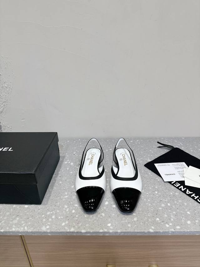 Chanel 24Ss 香奈儿玛丽珍 后空凉鞋 早秋系列火爆上新 这一季香家小爆款！ 真的一眼爱了，经典拼色完美搭配！ 真的超级有个性，是这款鞋子最大的亮点，醒