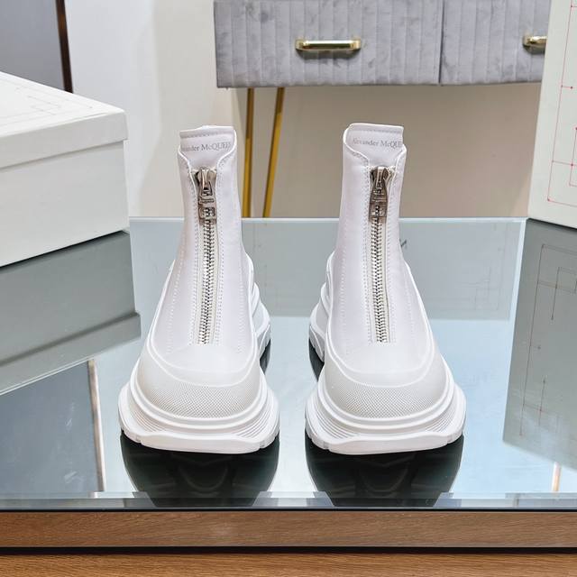 顶级版本 皮面 男码10 Alexander Mcqueen 麦昆经典黑色 白色厚底增高短靴、切尔西靴、弹力口 前拉链皮靴 升级版 升级版，原版大底 升级版更舒