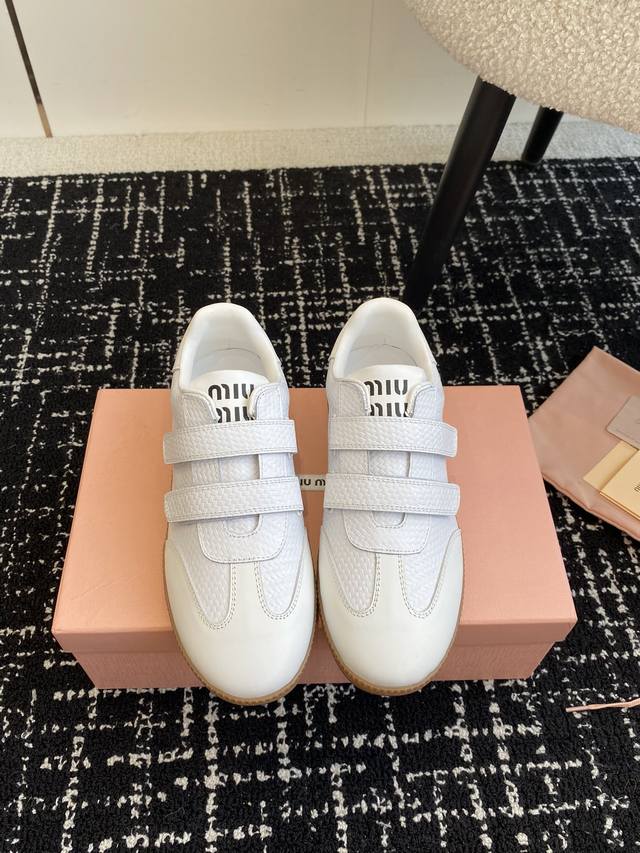 代购级 Miumiu 24Ss 秋冬新款 魔术贴 情侣 德训鞋 复古休闲鞋 最新款德训小白鞋，在找小白鞋还要复古的还要舒适的 还要那种德训鞋的可以看过来了 秋冬