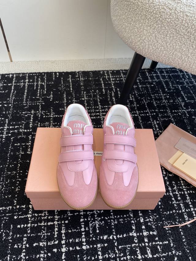 代购级 Miumiu 24Ss 秋冬新款 魔术贴 情侣 德训鞋 复古休闲鞋 最新款德训小白鞋，在找小白鞋还要复古的还要舒适的 还要那种德训鞋的可以看过来了 秋冬