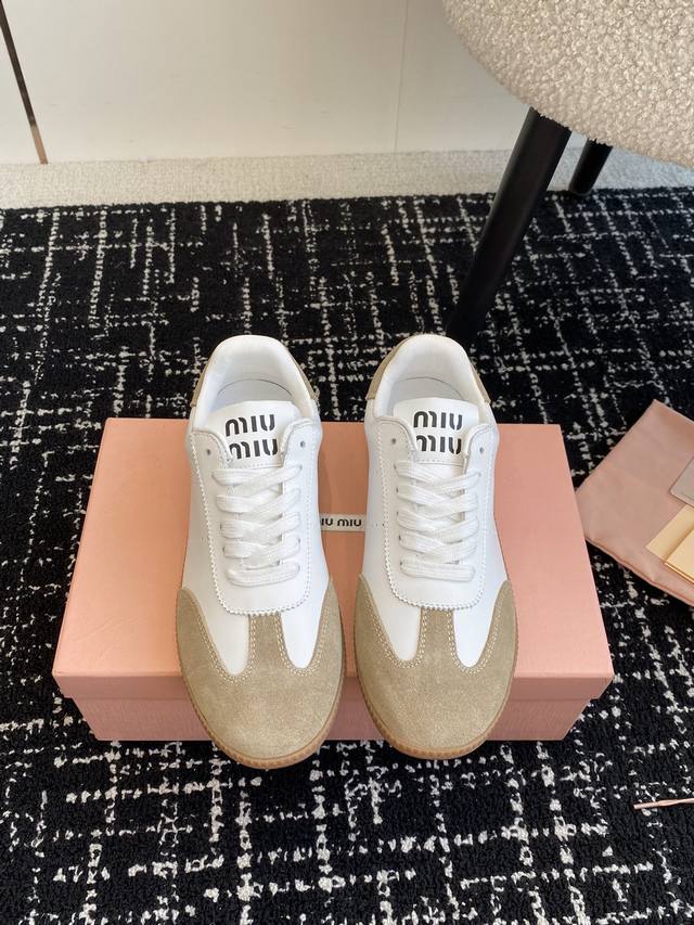 代购级 Miumiu 24Ss 秋冬新款 情侣 德训鞋 复古休闲鞋 最新款德训小白鞋，在找小白鞋还要复古的还要舒适的 还要那种德训鞋的可以看过来了 秋冬火爆款休