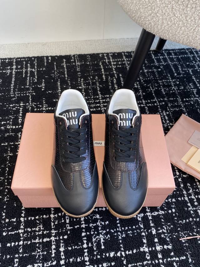 代购级 Miumiu 24Ss 秋冬新款 情侣 德训鞋 复古休闲鞋 最新款德训小白鞋，在找小白鞋还要复古的还要舒适的 还要那种德训鞋的可以看过来了 秋冬火爆款休