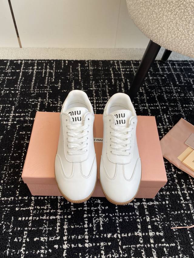 代购级 Miumiu 24Ss 秋冬新款 情侣 德训鞋 复古休闲鞋 最新款德训小白鞋，在找小白鞋还要复古的还要舒适的 还要那种德训鞋的可以看过来了 秋冬火爆款休