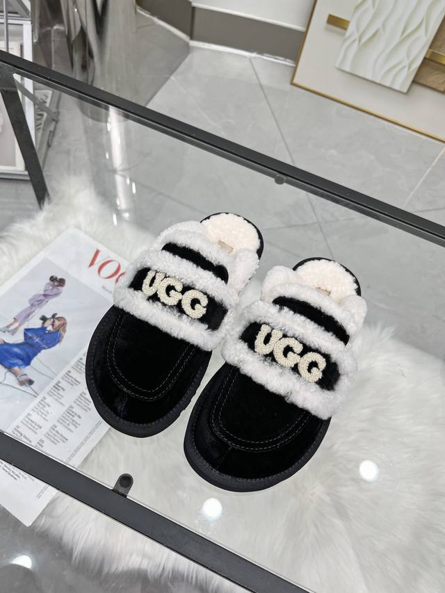 出厂： Ugg 24刺绣logo拖鞋火爆来袭 一眼就上头的款式 胖胖的方圆头鞋 加上羊毛边边logo 憨憨的可爱，秋冬穿搭必备单品鞋身很轻巧 不论居家还是出街都